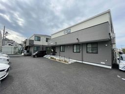 モダンな外観の建物