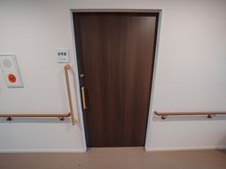 木の扉と手すりがある廊下