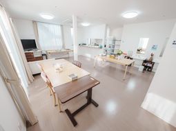自然光が入るダイニングルーム