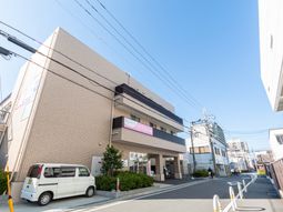 明るい外観の建物