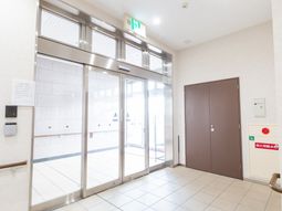 明るく清潔なエントランス