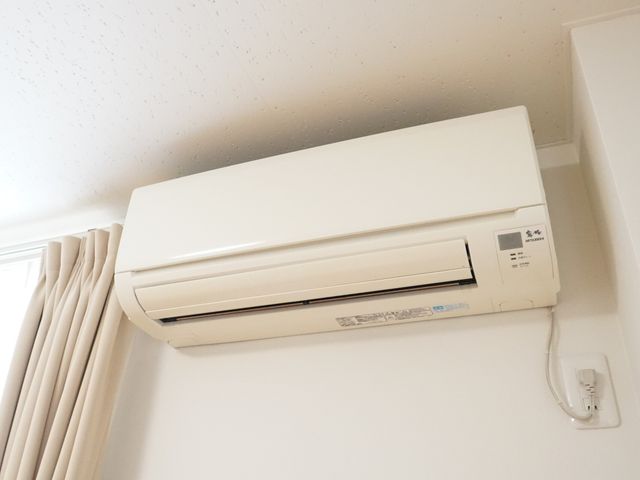 壁掛けエアコン エアコン 心地よい温熱環境を守るため、各部屋にはエアコンが完備されています。利用者様の快適な生活空間をサポートいたします。