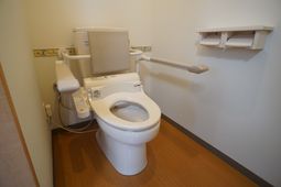 手すり付きトイレの内観