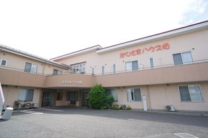 明るく広い外観の施設