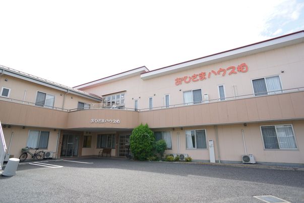 明るく広い外観の施設