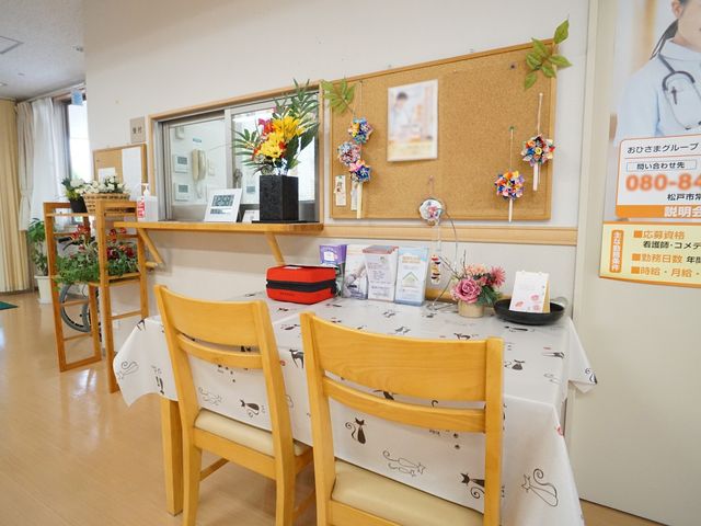 明るい受付と情報コーナー ロビー 温かみのある受付エリア。明るい笑顔で訪れる方を迎えるポジションです。