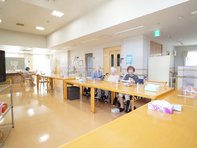 利用者のいる共有スペース 食堂 日々の暮らしを支える食堂で、笑顔の利用者と共に働くやりがいを感じられます。