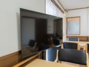 テレビと椅子のある空間