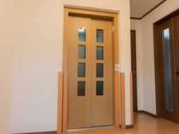 シンプルなエレベーター扉