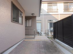 明るい建物の中庭入口