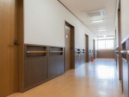 明るく清潔な廊下
