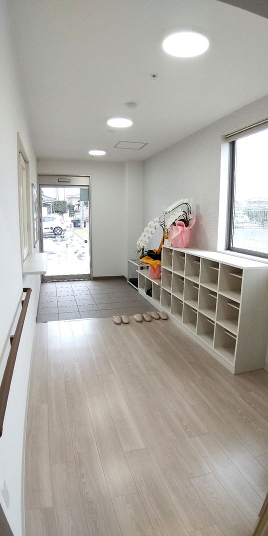 明るい玄関付近の廊下