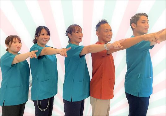 元気にポーズを取る職員たち