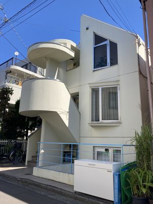 モダンな外観の建物
