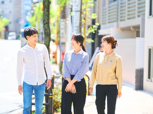スタッフイメージ スタッフイメージ 笑顔の職員が仲良く談笑しています。明るく和やかな雰囲気が職場の魅力です。