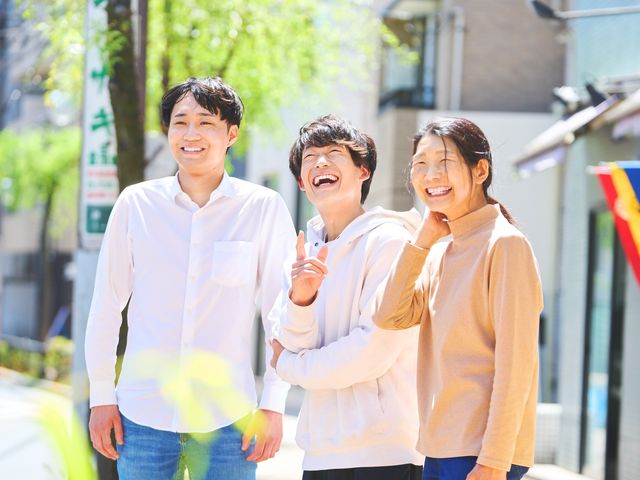 笑顔の人々　外観 外観 建物の前で笑顔を見せる人々が、明るい雰囲気を感じさせます。