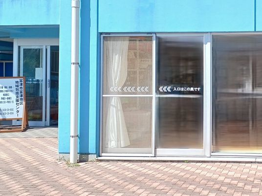 青い建物の入口  