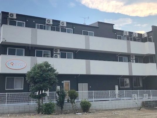 3階建ての外観  