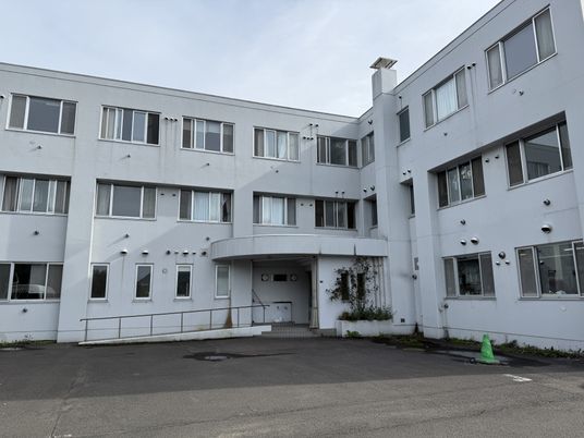 白い外観の建物