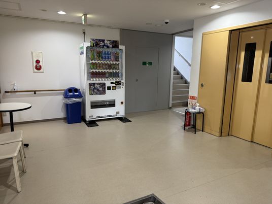 自動販売機のある廊下