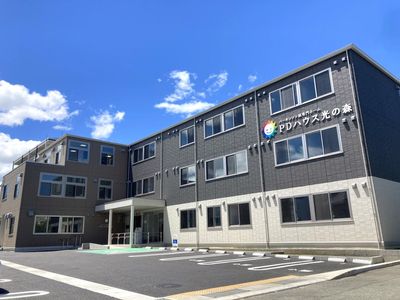 広々とした正面の建物