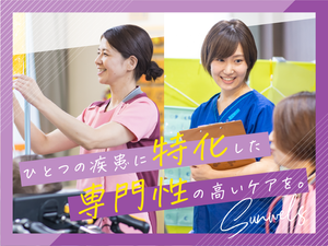 笑顔で働くスタッフの室内