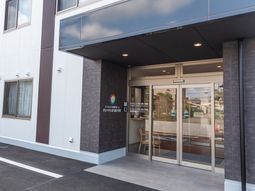 エントランスのモダンな外観