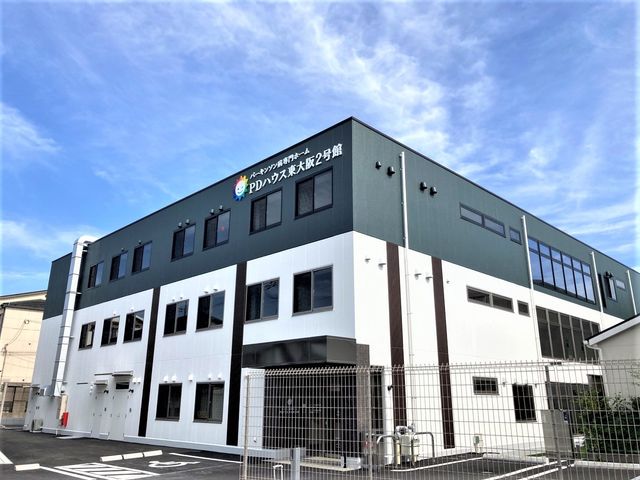 外観の建物 外観 明るい青空の下にある施設の外観です。シンプルで清潔感のあるデザインが特徴です。
