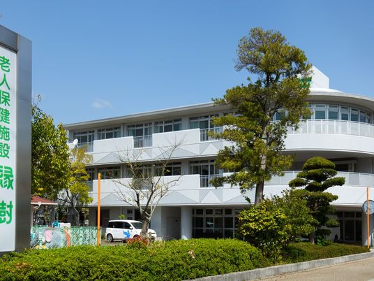 緑に囲まれた外観  