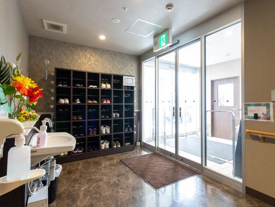 明るく働くケアスタッフ