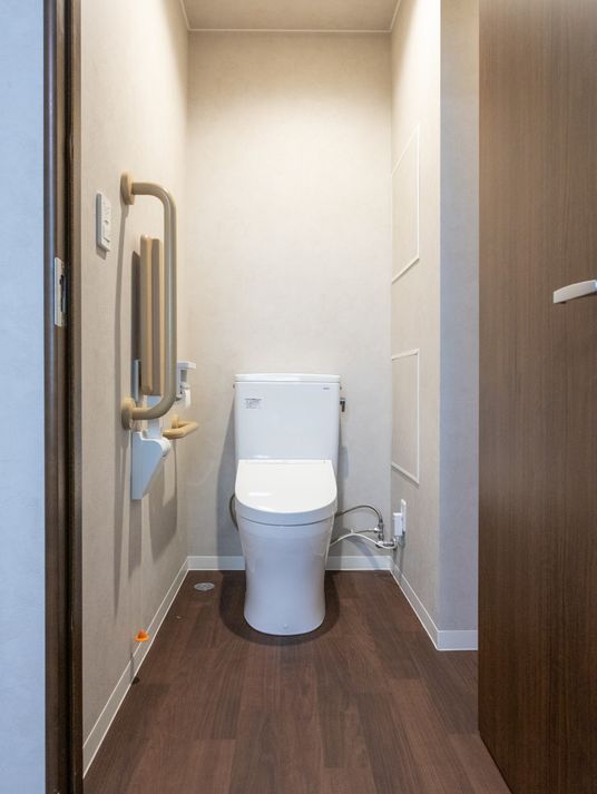 手すり付きのトイレ