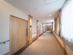 広々とした明るい廊下