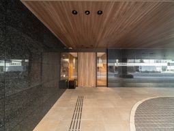 モダンな建物のエントランス