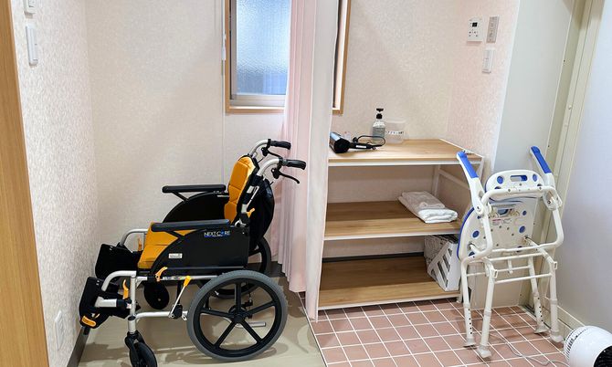 車椅子が置かれた空間