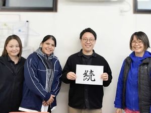 笑顔の職員が並ぶ休憩室  