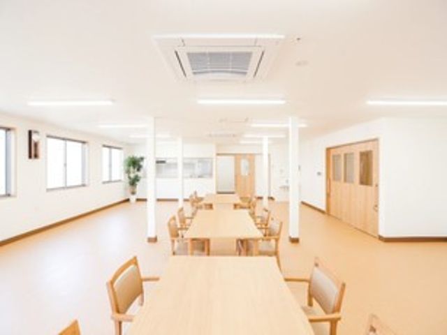 清潔な食堂スペース ダイニングルーム 清潔で広々としたダイニングルームで、利用者様のお食事のサポートをしませんか？明るい職場です。