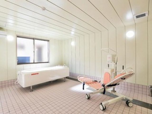 整った環境の介護浴室 浴室 広々とした浴室でのサポートが可能です。清掃しやすく、衛生的な環境で介護のお仕事が行えます。