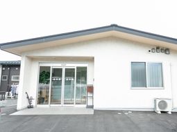 清潔な白い建物のエントランス