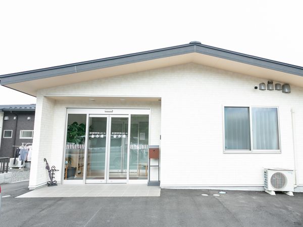 清潔な白い建物のエントランス