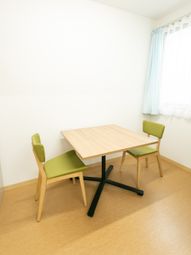 シンプルなテーブルと椅子