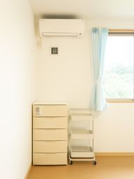 居室角の家具と窓