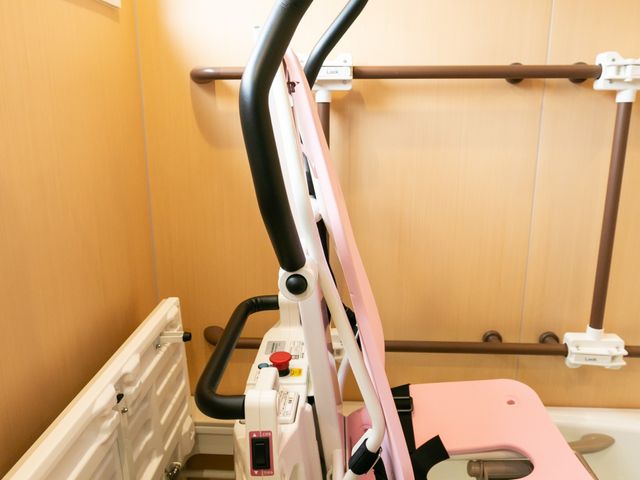 浴室のリフト設備 浴室 ゆったりとした浴室では、安全な入浴をサポートするリフト設備が完備されており、利用者様の負担を軽減します。