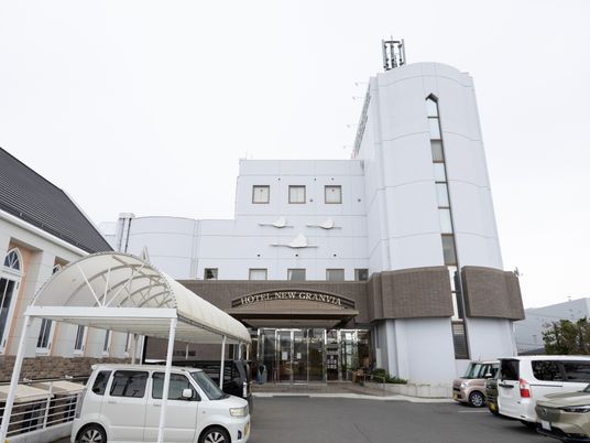 車寄せのある建物外観