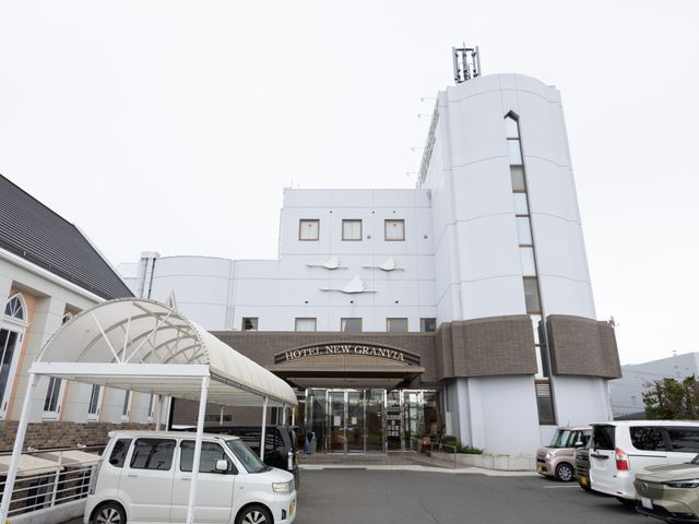 車寄せのある建物外観 外観 広々としたエントランスでは、車寄せがあり、訪問者に便利なアクセスを提供します。