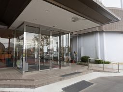 ガラス扉のエントランス