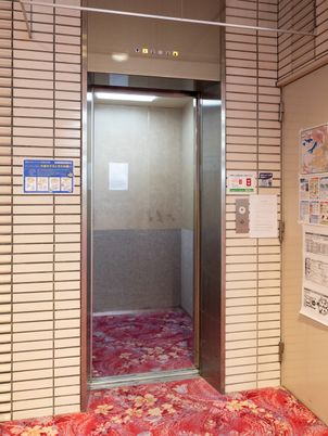 開いた状態のエレベーター