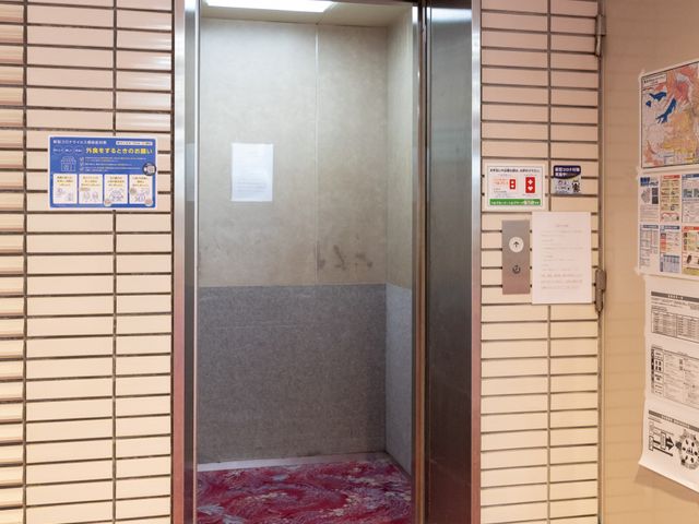 開いた状態のエレベーター エレベーター 開いたドアから自然な光が差し込むエレベーターは、快適に移動するための工夫がされています。