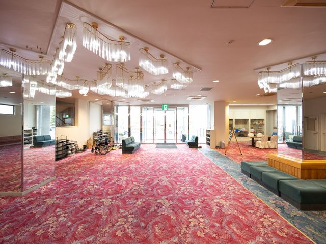 華やかなエントランス エントランス 広々とした空間に豪華なシャンデリアが印象的です。明るい雰囲気が訪れた人を温かく迎えます。