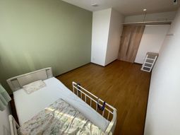 広い窓のある居室