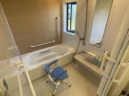 手すり付きの浴室